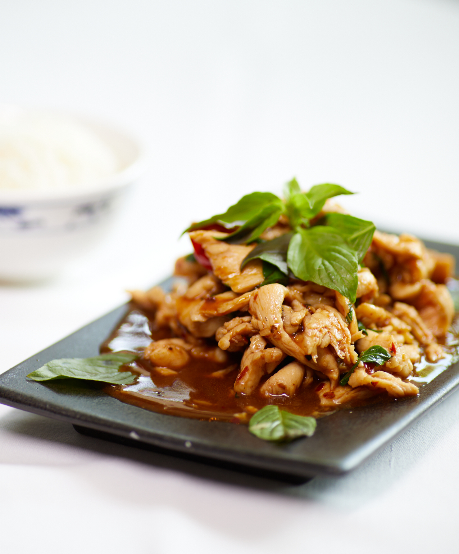 Poulet mit Basilikum und Sauce