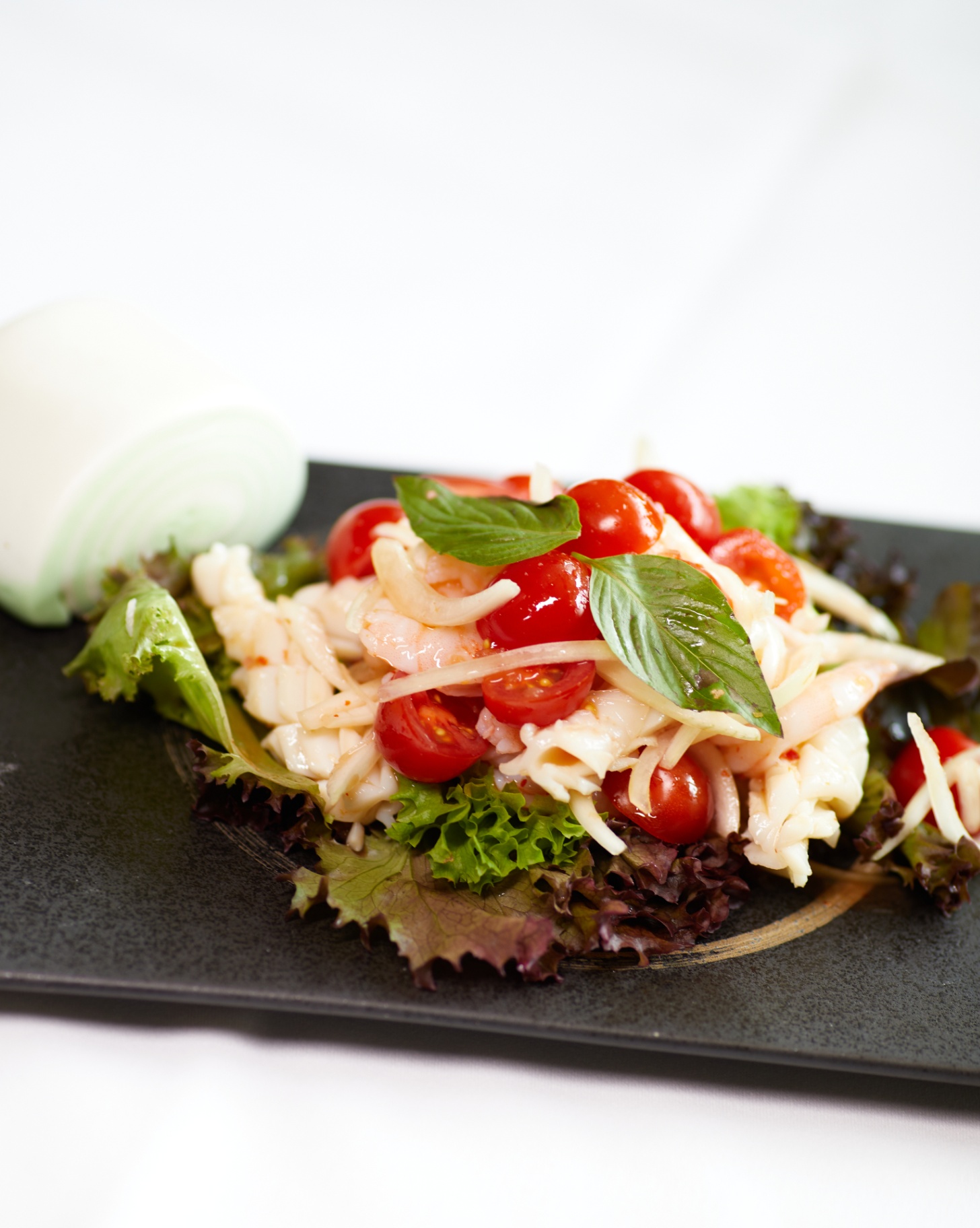 Frischer Meeresfrüchtesalat mit Tomaten